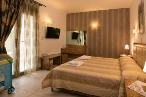 Villa Laga with Pool, 300m to Taverns, Childrens Area, BBQ!