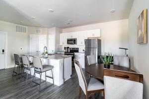 Landing Chic 2BD Clubhouse Gym