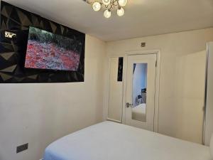 Modern Private Studio in Croydon with Parking