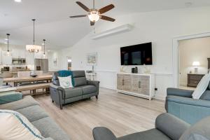 1 Mi to Beach! Sleek Golf & Pool Retreat