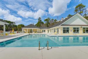 1 Mi to Beach! Sleek Golf & Pool Retreat