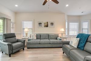 1 Mi to Beach! Sleek Golf & Pool Retreat