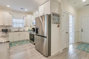 1 Mi to Beach! Sleek Golf & Pool Retreat