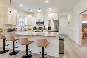 1 Mi to Beach! Sleek Golf & Pool Retreat