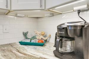 1 Mi to Beach! Sleek Golf & Pool Retreat