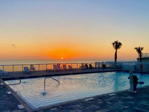 Stunning Brand New Studio - Balcony with Sunset and Ocean View