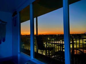 Stunning Brand New Studio - Balcony with Sunset and Ocean View
