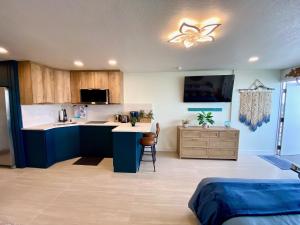 Stunning Brand New Studio - Balcony with Sunset and Ocean View