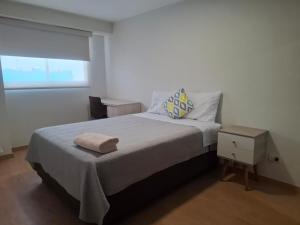 Amplia habitación con baño propio a 20 min del aeropuerto