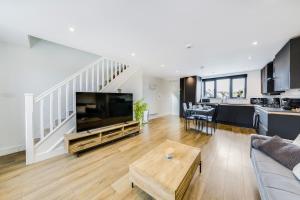 Stylish One Bedroom Coach House with Parking