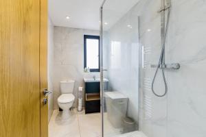 Stylish One Bedroom Coach House with Parking