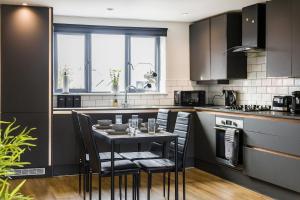 Stylish One Bedroom Coach House with Parking