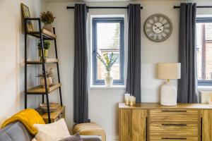 Stylish One Bedroom Coach House with Parking