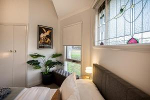 Otis House - Stylish Mid-Century - 15 Min to Geelong & Torquay
