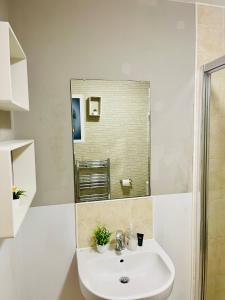 Urban Blue en-suite room Netflix, Fast WiFi Free Parking