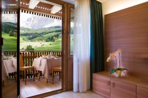 Family Room with Mountain View