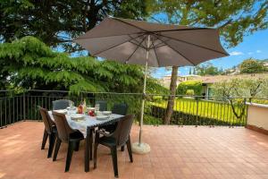 Villa Alberti Apt Emma 900m from Garda lake with Shared Garden - Happy Rentals