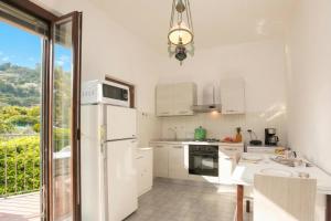 Villa Alberti Apt Emma 900m from Garda lake with Shared Garden - Happy Rentals