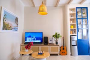 2BR City Center Stay - Santorini Style, Near MRT, Sudirman area