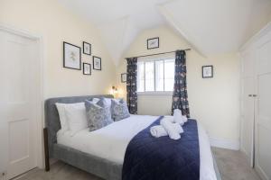 Riverside Cottage & Shepherd’s Hut with Hot Tub