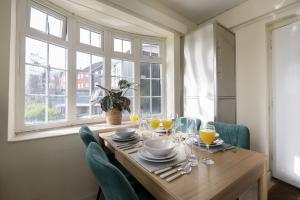 Riverside Cottage & Shepherd’s Hut with Hot Tub