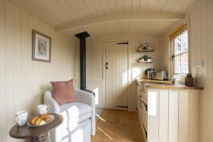 Riverside Shepherd’s Hut with Hot Tub