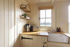 Riverside Shepherd’s Hut with Hot Tub