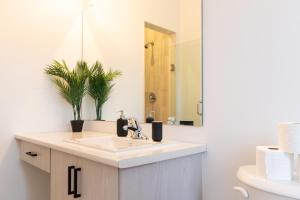 Spacious Family Home Near Airport & Wonderland