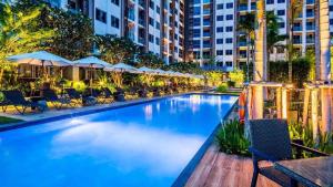 Large High Floor, Best Pool Great Location