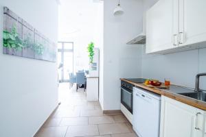 NIEB by ROCKCHAIR Apartments l SUPERHOST Status l 3 Bedrooms Boxspringbeds 3 Bathrooms in Center "Kurfürstendamm" - Cozy Family & Business Flair welcomes you!