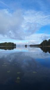 Saunamökki järven rannalla