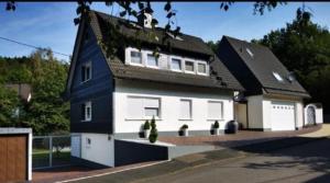 Frisch renovierte, gemütliche 1 ZKB Dachgeschosswohnung