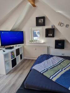 Frisch renovierte, gemütliche 1 ZKB Dachgeschosswohnung