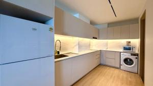 Luxurious One bedroom Condo with Pool View at The Aqua Boat Avenue near Laguna