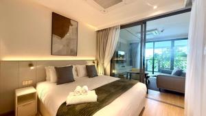 Luxurious One bedroom Condo with Pool View at The Aqua Boat Avenue near Laguna