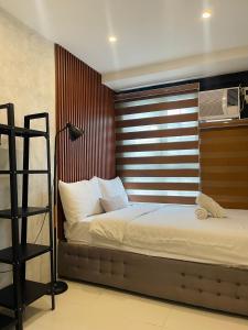 Ellas Modern 2BR Full Kitchen with Balcony near SM North EDSA