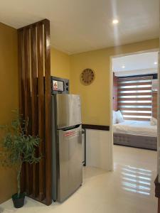 Ellas Modern 2BR Full Kitchen with Balcony near SM North EDSA