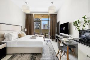 Stylish DAMAC Studio with Balcony & Pool Views in JVC