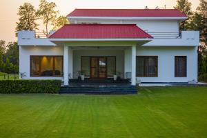 ELIVAAS Sanisa Farm 3-BHK Farmhouse with Pvt Pool, Game Zone & Lush Garden