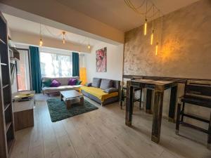 Artistic 1BR Near Mall with Private Balcony