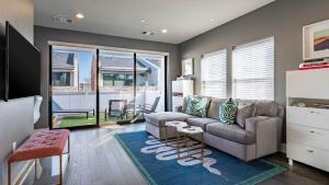 Modern Home Private Balcony Near Rainey Lady Bird Lake Haus of Z