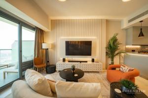 Brand New 1BR - Infinity Pool & Golf Views