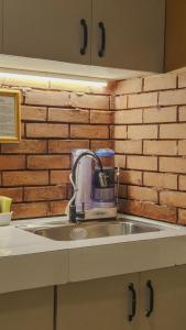 Hunters Stylish 2BR Suite with Full Kitchen near SM North EDSA