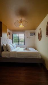 Hunters Stylish 2BR Suite with Full Kitchen near SM North EDSA