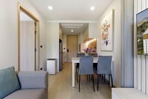 Brand new 1BR Ozone Condo, Panoramic Windows # 8557