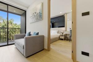 Brand new 1BR Ozone Condo, Panoramic Windows # 8557
