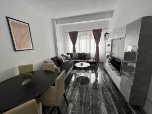 Cozy One-Bedroom Apartments Suceava