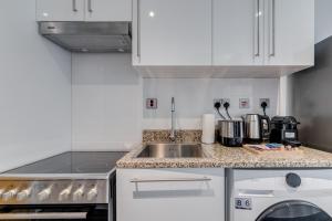 BurJuman Vista 1 Bedroom Apartment with Balcony