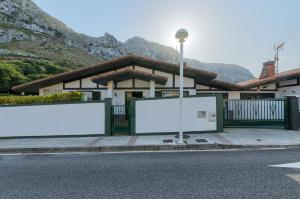 Chalet con piscina privada en playa de Sonabia