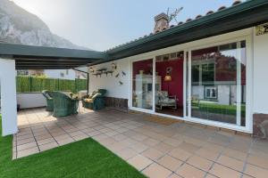 Chalet con piscina privada en playa de Sonabia